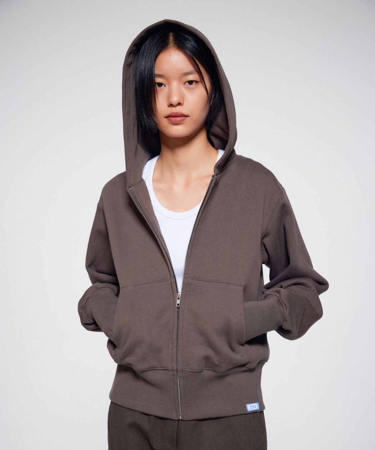 이알에이(ERA) UNISEX ERA HEAVY HOODED ZIP-UP - BROWN