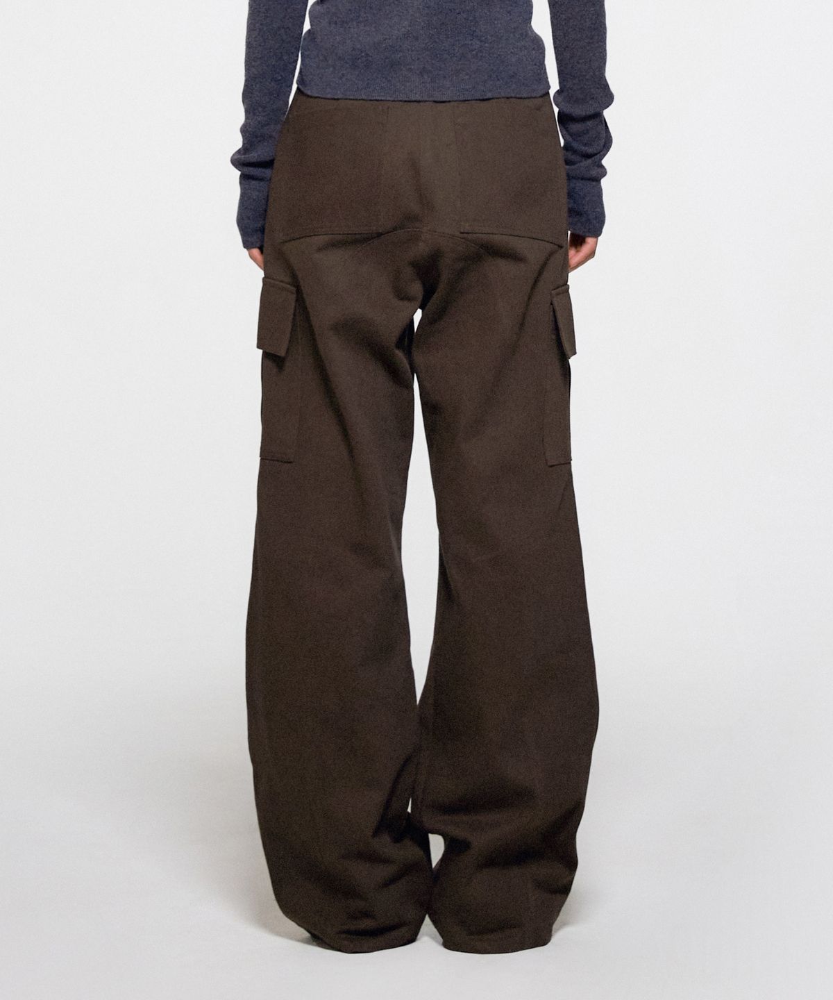 이알에이(ERA) WOMEN DIAGONAL CUT CARGO PANTS - BROWN