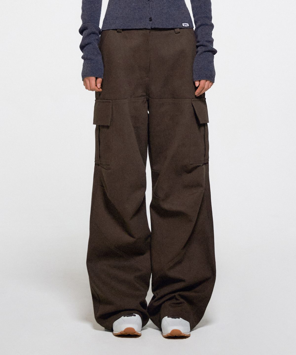 이알에이(ERA) WOMEN DIAGONAL CUT CARGO PANTS - BROWN