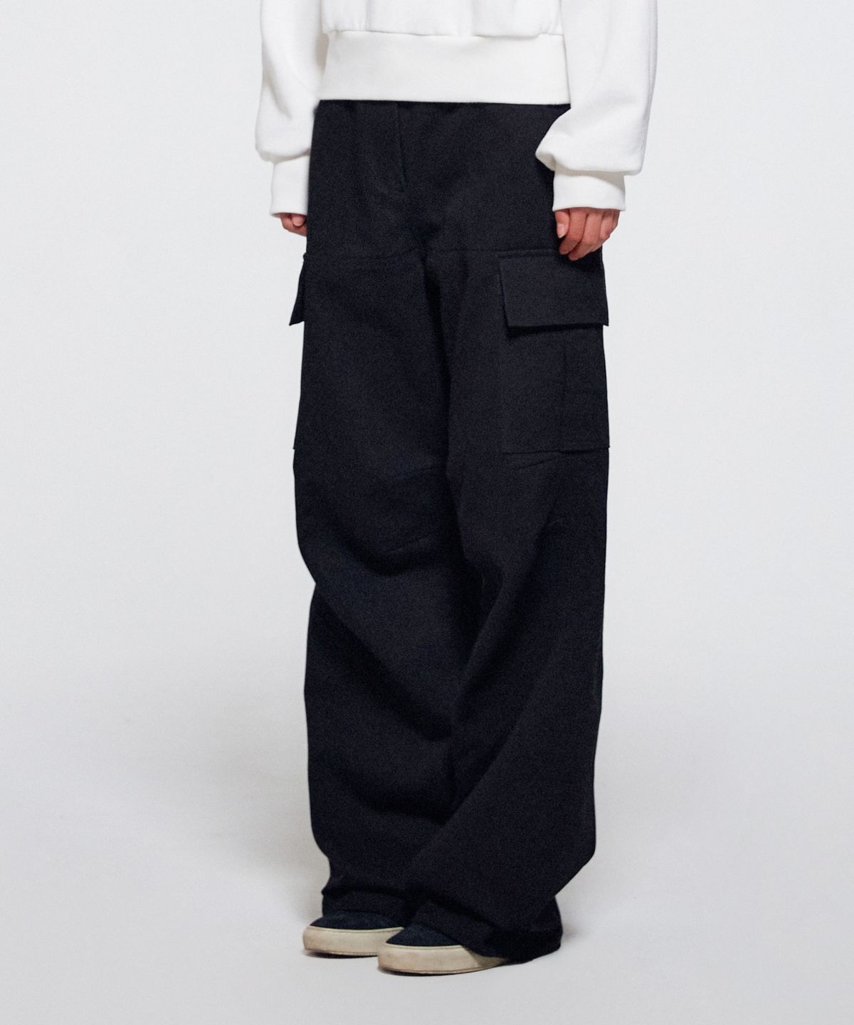 이알에이(ERA) WOMEN DIAGONAL CUT CARGO PANTS - BLACK