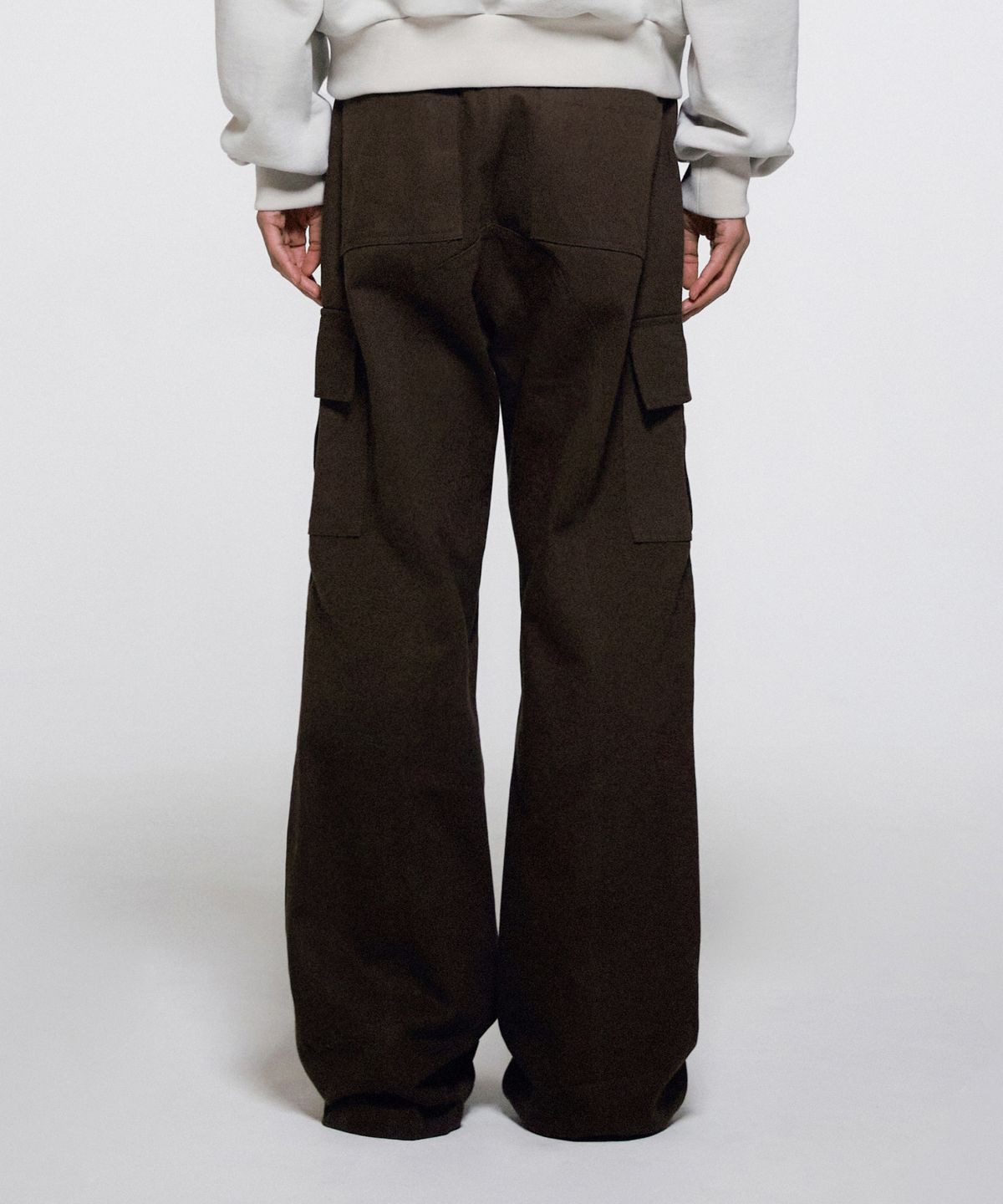 이알에이(ERA) MEN DIAGONAL CUT CARGO PANTS - BROWN