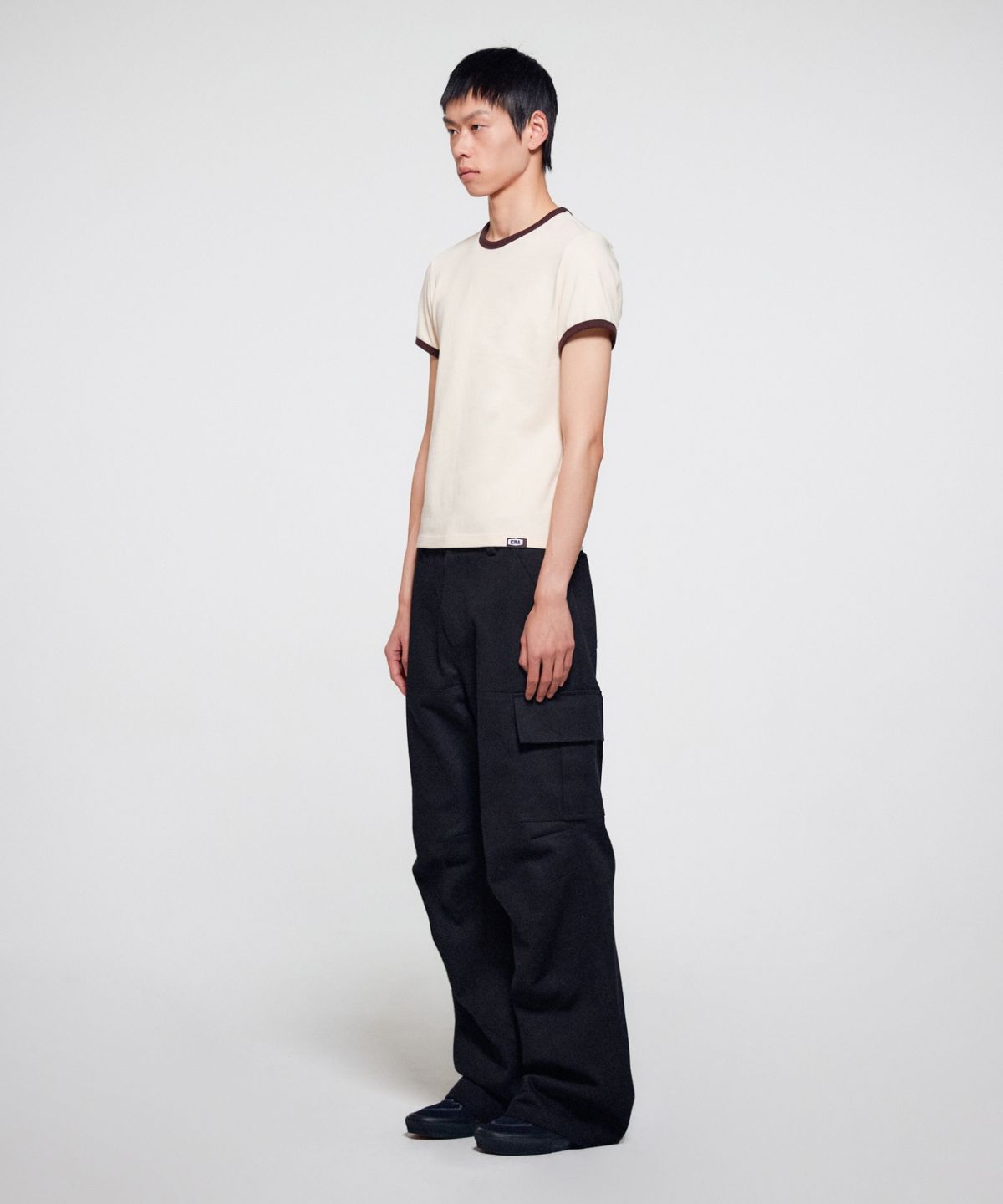 이알에이(ERA) MEN DIAGONAL CUT CARGO PANTS - BLACK