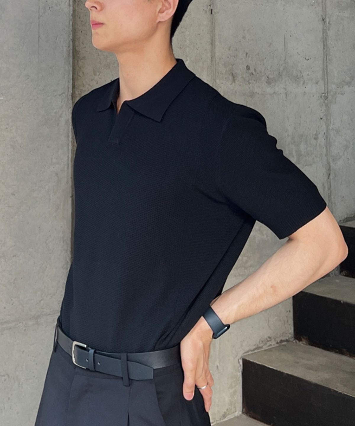 에르비노(HERVINO) 에센셜 머슬핏 오픈카라 반팔 니트[블랙]