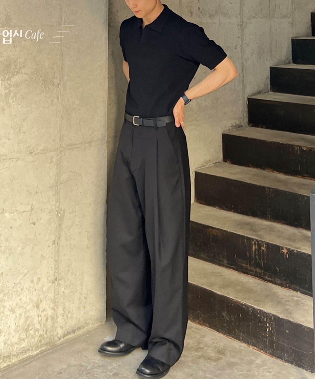에르비노(HERVINO) 에센셜 머슬핏 오픈카라 반팔 니트[블랙]