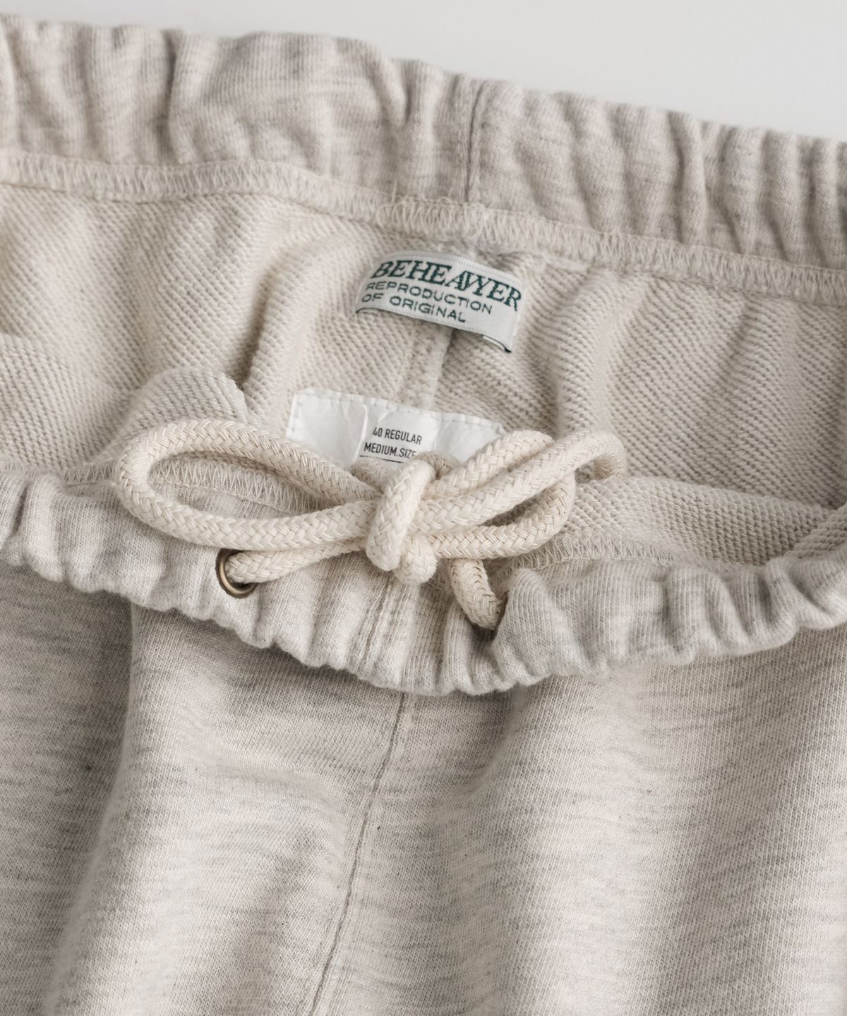 비헤비어(BEHEAVYER) ATHLETIC SEAMLESS SWEAT PANTS oatmeal melange
