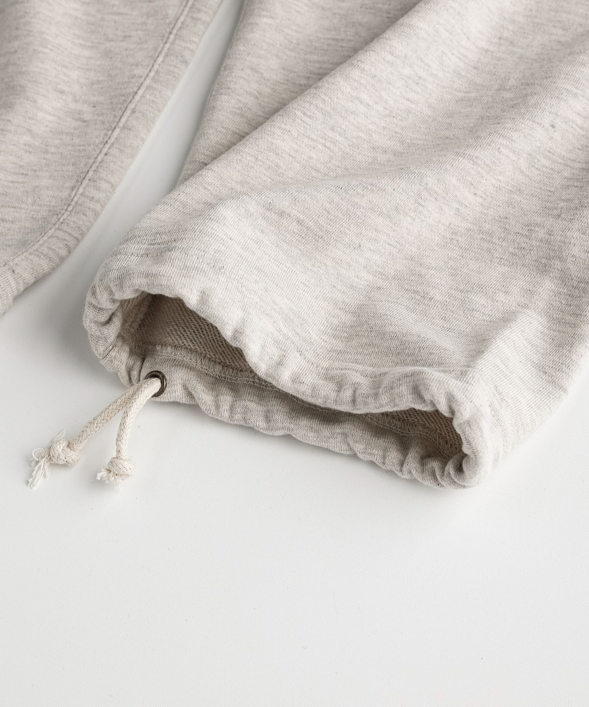 비헤비어(BEHEAVYER) ATHLETIC SEAMLESS SWEAT PANTS oatmeal melange