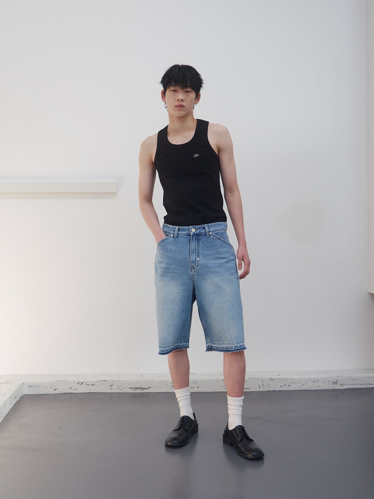기준 맨(KIJUN MEN) Essential Raw Denim Bermuda Shorts Blue