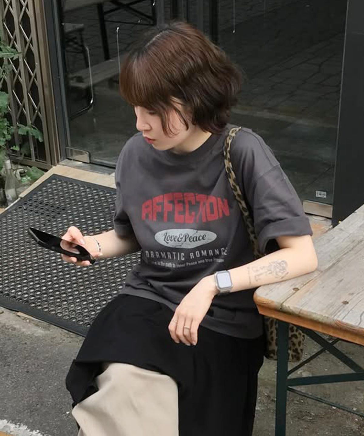 어반디타입(URBANDTYPE) 어펙션 빈티지 크랙 티셔츠_차콜