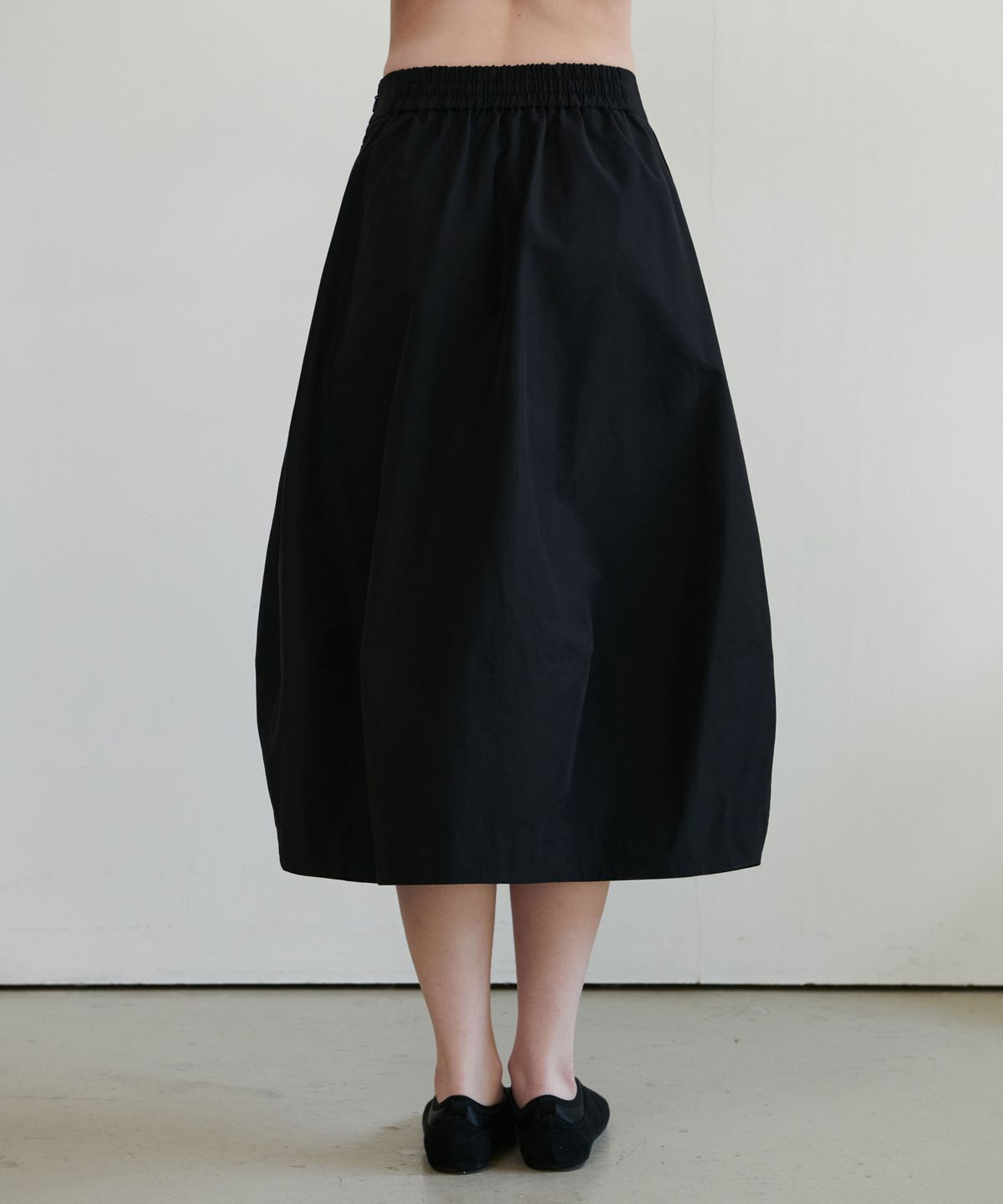 언뮤트(UNMUTE) VOLUMINOUS LONG SKIRT_BLACK