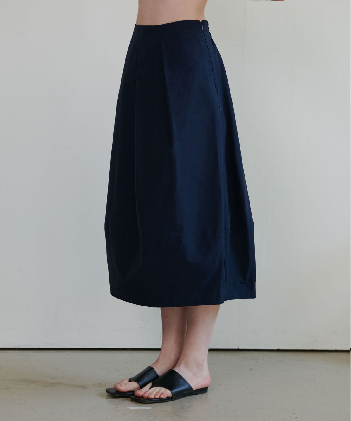 언뮤트(UNMUTE) VOLUMINOUS LONG SKIRT_NAVY