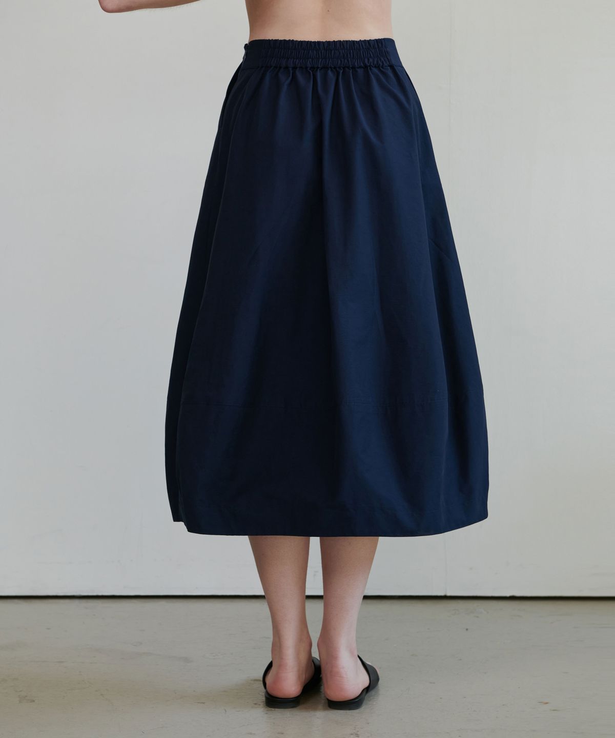 언뮤트(UNMUTE) VOLUMINOUS LONG SKIRT_NAVY