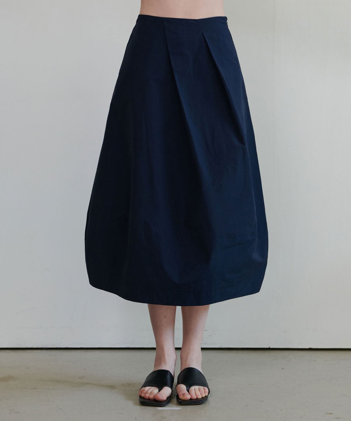 언뮤트(UNMUTE) VOLUMINOUS LONG SKIRT_NAVY