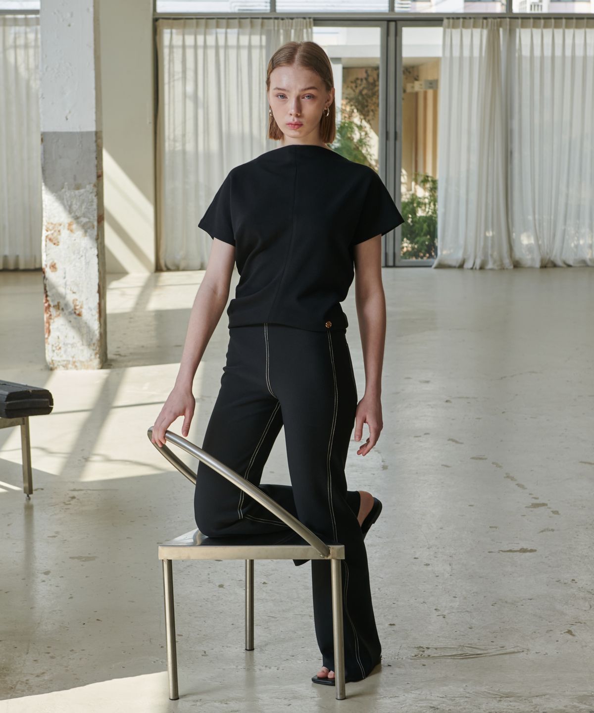 언뮤트(UNMUTE) BOAT NECK DRAPERY TOP_BLACK