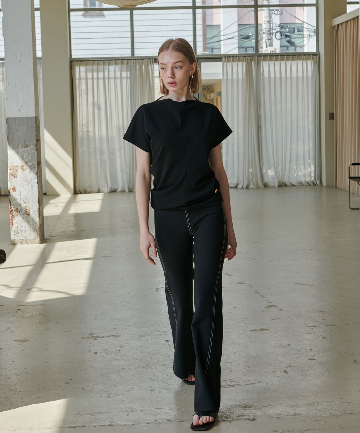 언뮤트(UNMUTE) BOAT NECK DRAPERY TOP_BLACK