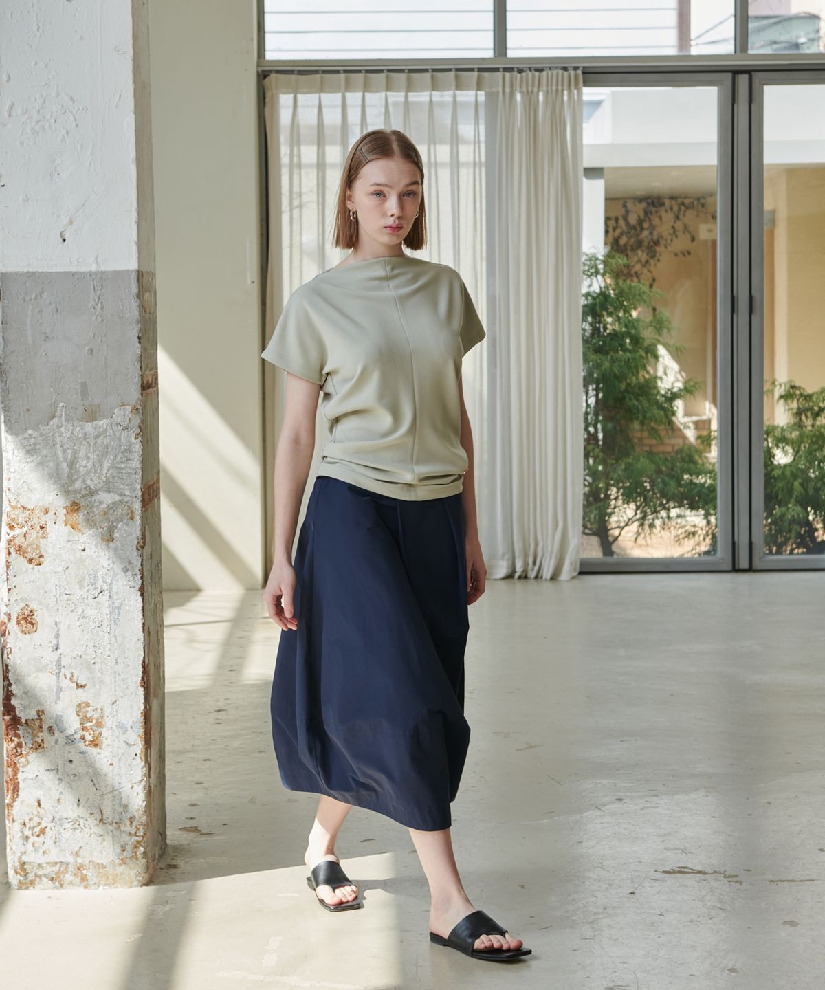 언뮤트(UNMUTE) BOAT NECK DRAPERY TOP_SAGE