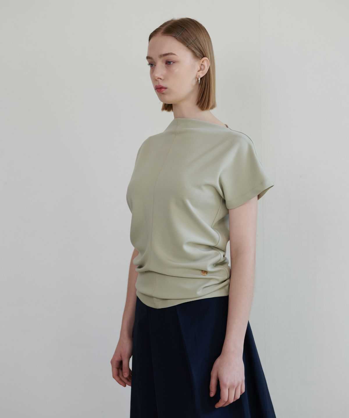 언뮤트(UNMUTE) BOAT NECK DRAPERY TOP_SAGE