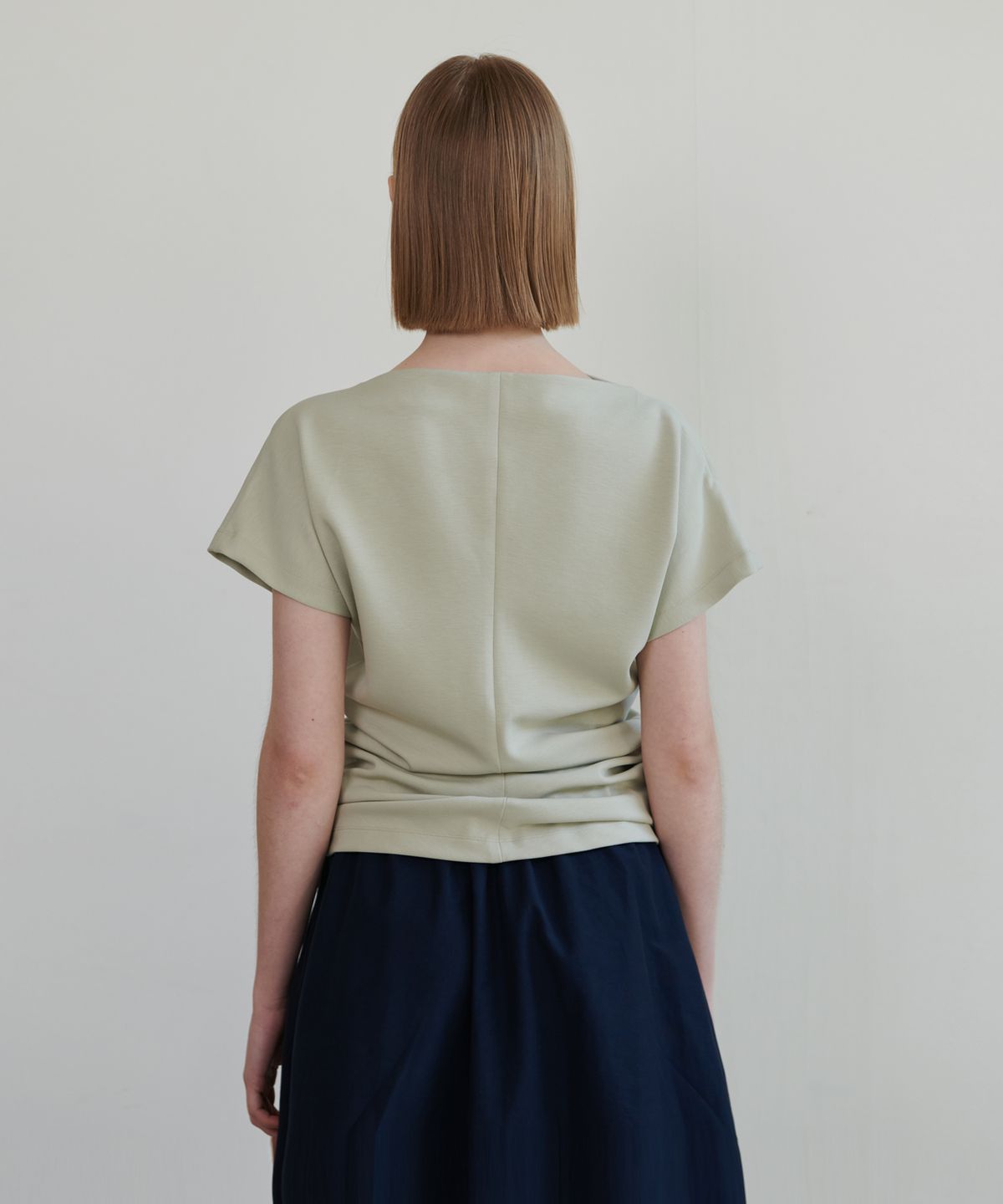 언뮤트(UNMUTE) BOAT NECK DRAPERY TOP_SAGE