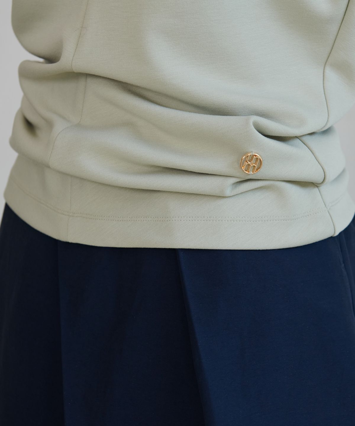 언뮤트(UNMUTE) BOAT NECK DRAPERY TOP_SAGE