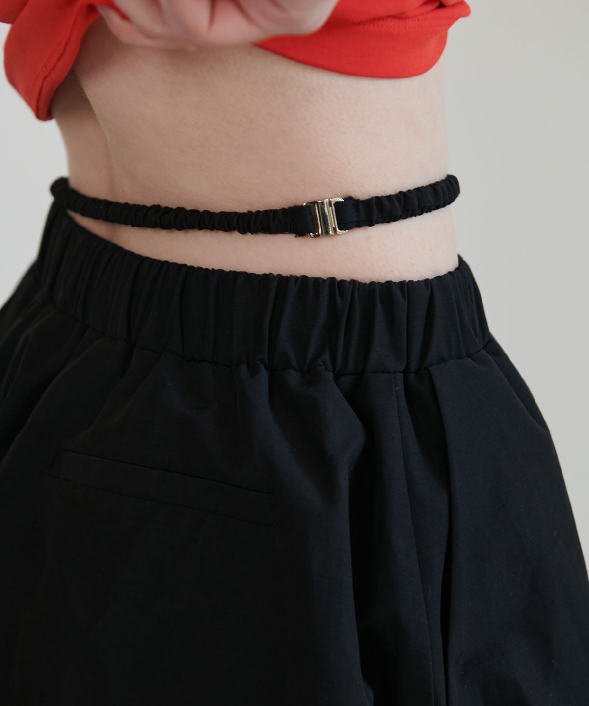 언뮤트(UNMUTE) DRAWSTRING POINT BALLOON SHORTS_BLACK
