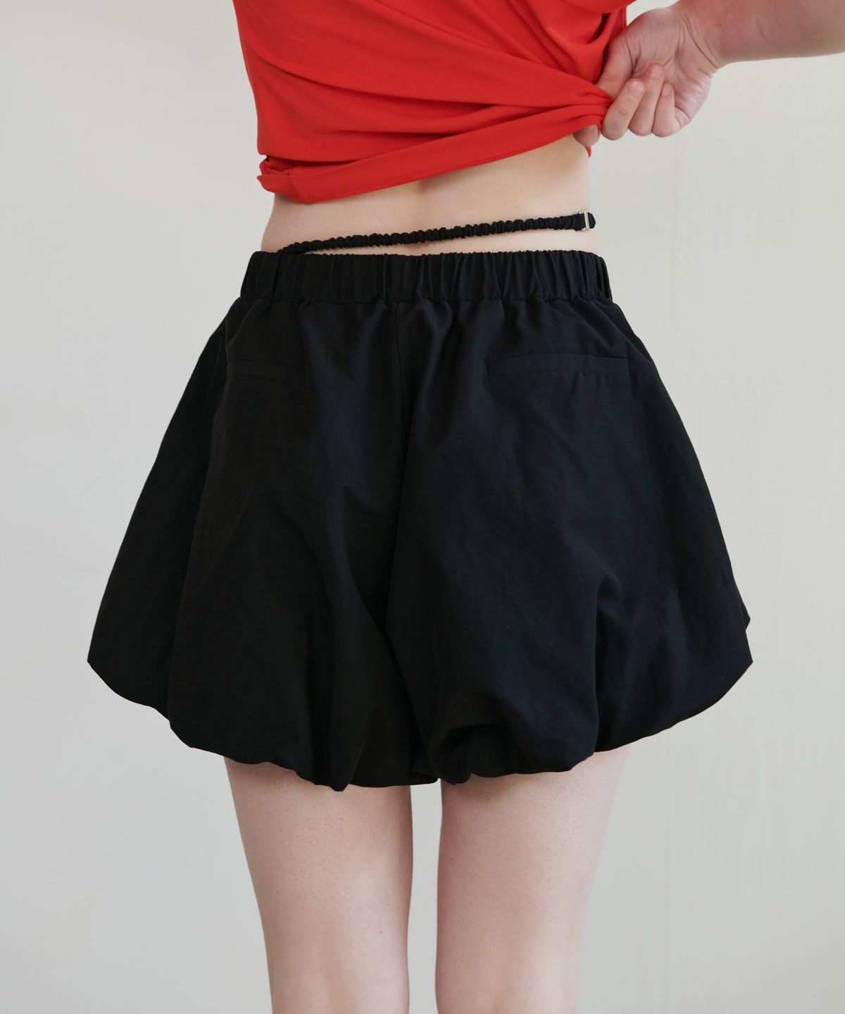 언뮤트(UNMUTE) DRAWSTRING POINT BALLOON SHORTS_BLACK