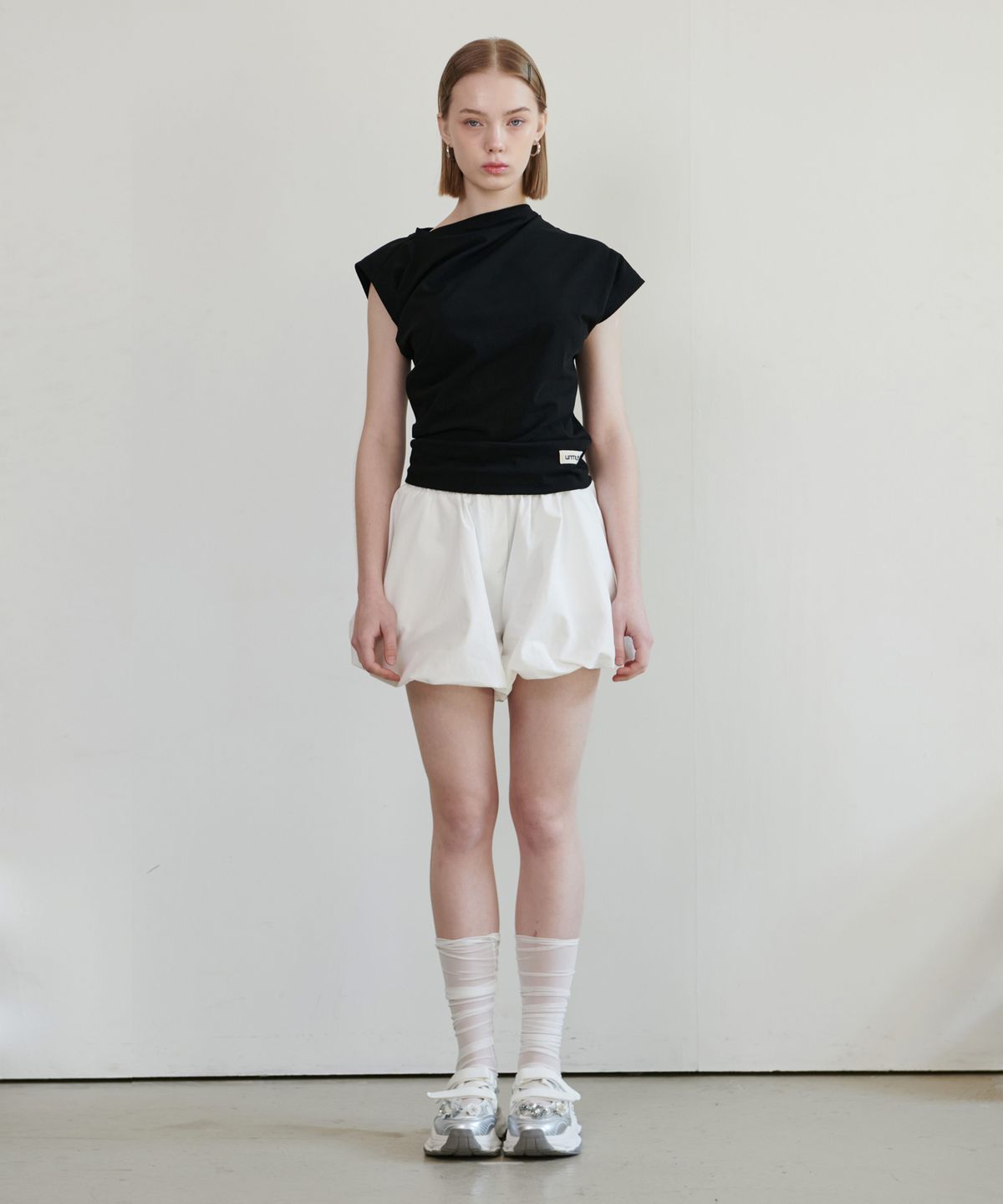 언뮤트(UNMUTE) DRAWSTRING POINT BALLOON SHORTS_WHITE