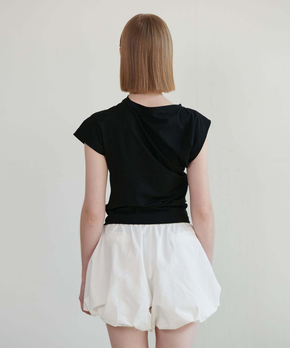 언뮤트(UNMUTE) ASYMMETRIC CROPPED T-SHIRTS_BLACK