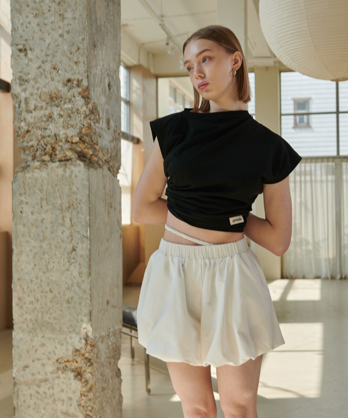 언뮤트(UNMUTE) ASYMMETRIC CROPPED T-SHIRTS_BLACK
