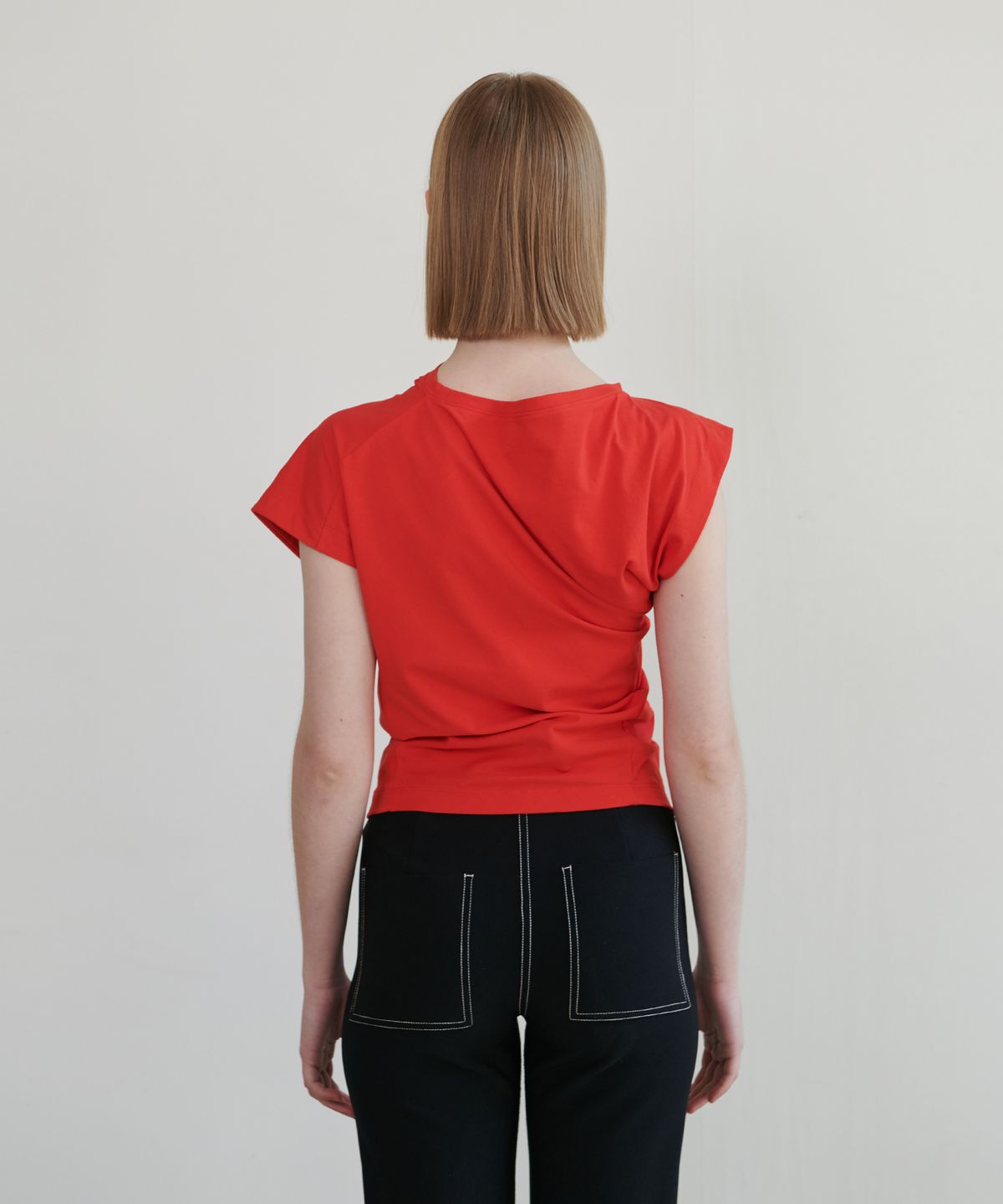 언뮤트(UNMUTE) ASYMMETRIC CROPPED T-SHIRTS_RED