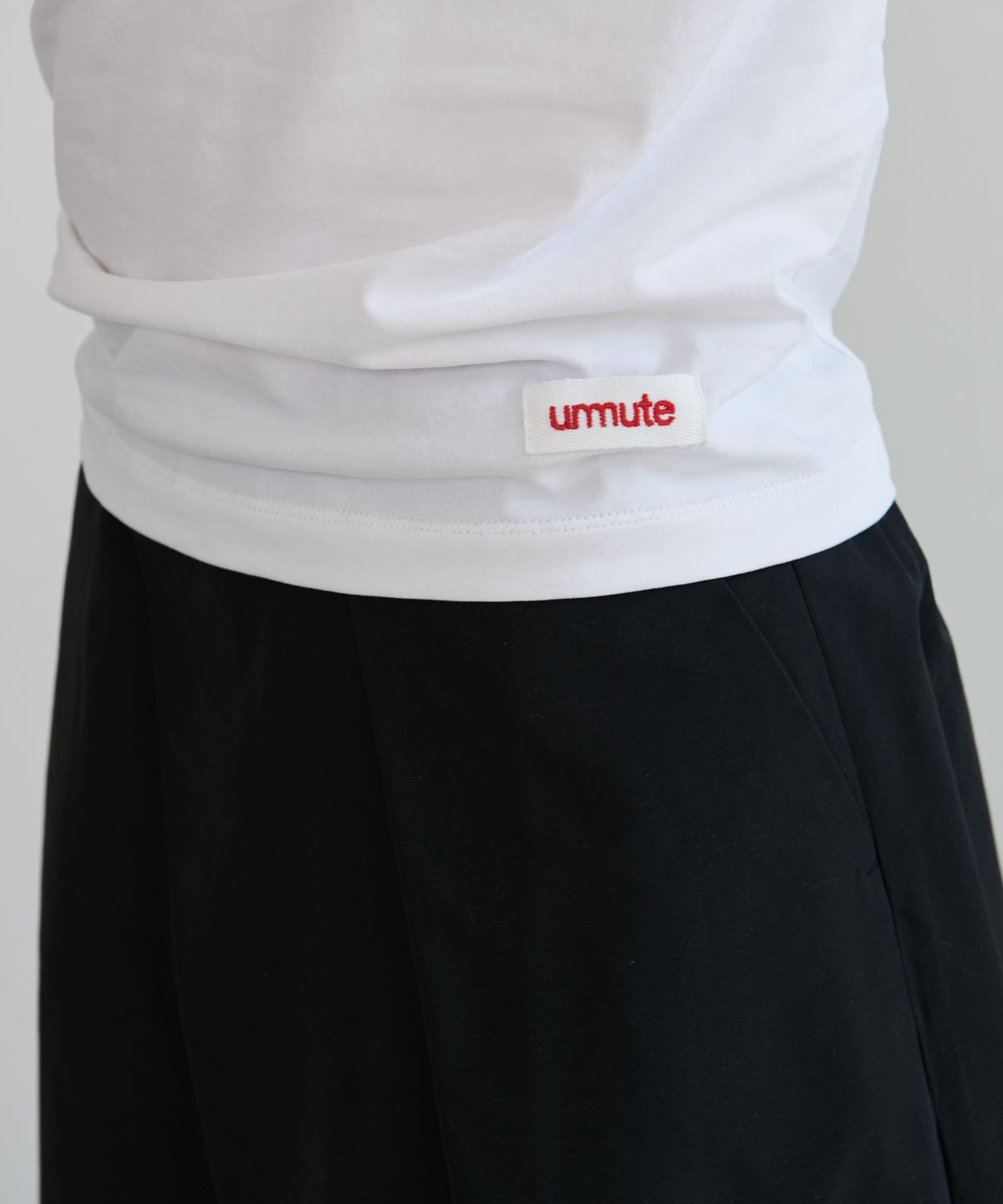 언뮤트(UNMUTE) ASYMMETRIC CROPPED T-SHIRTS_WHITE