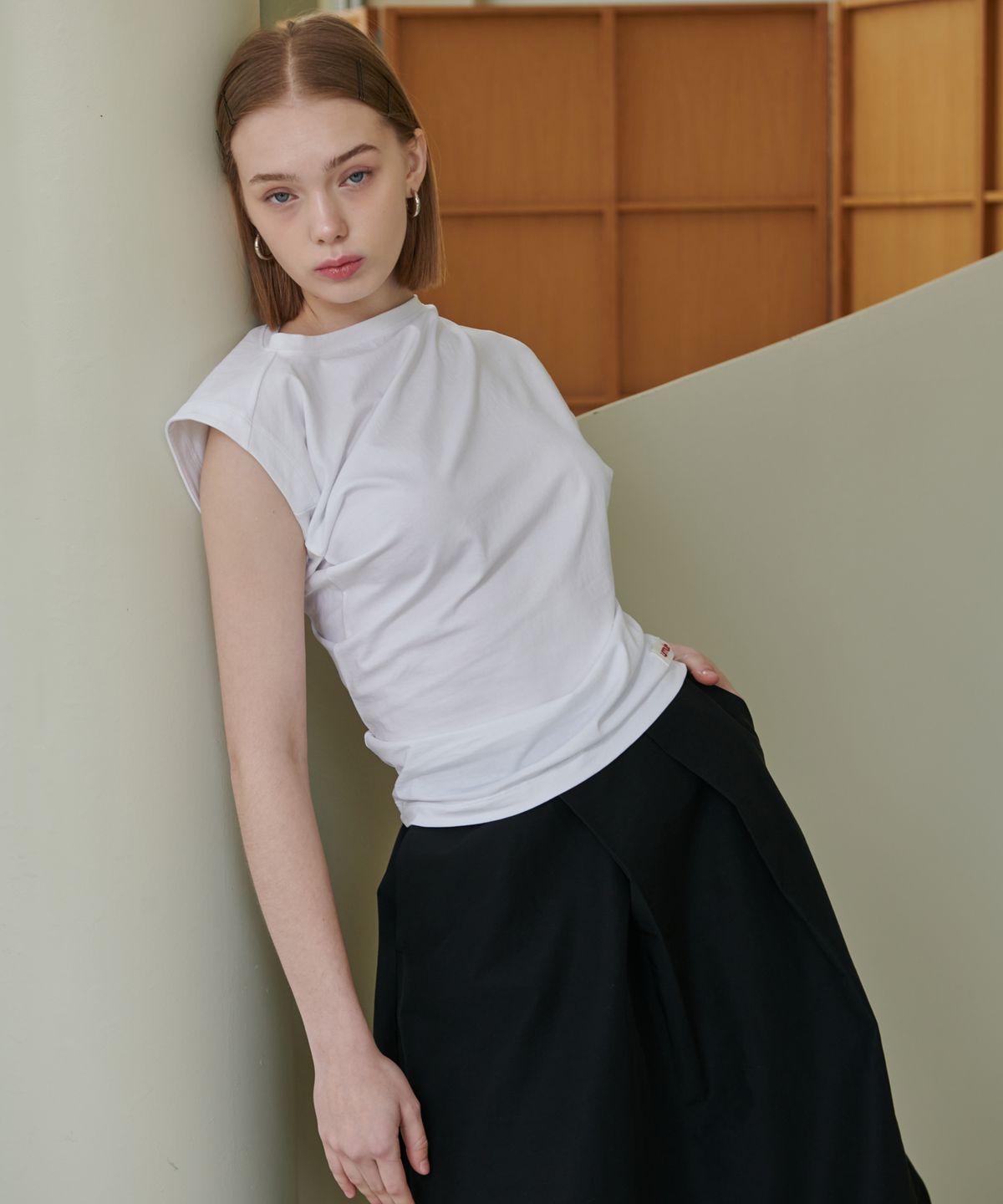 언뮤트(UNMUTE) ASYMMETRIC CROPPED T-SHIRTS_WHITE