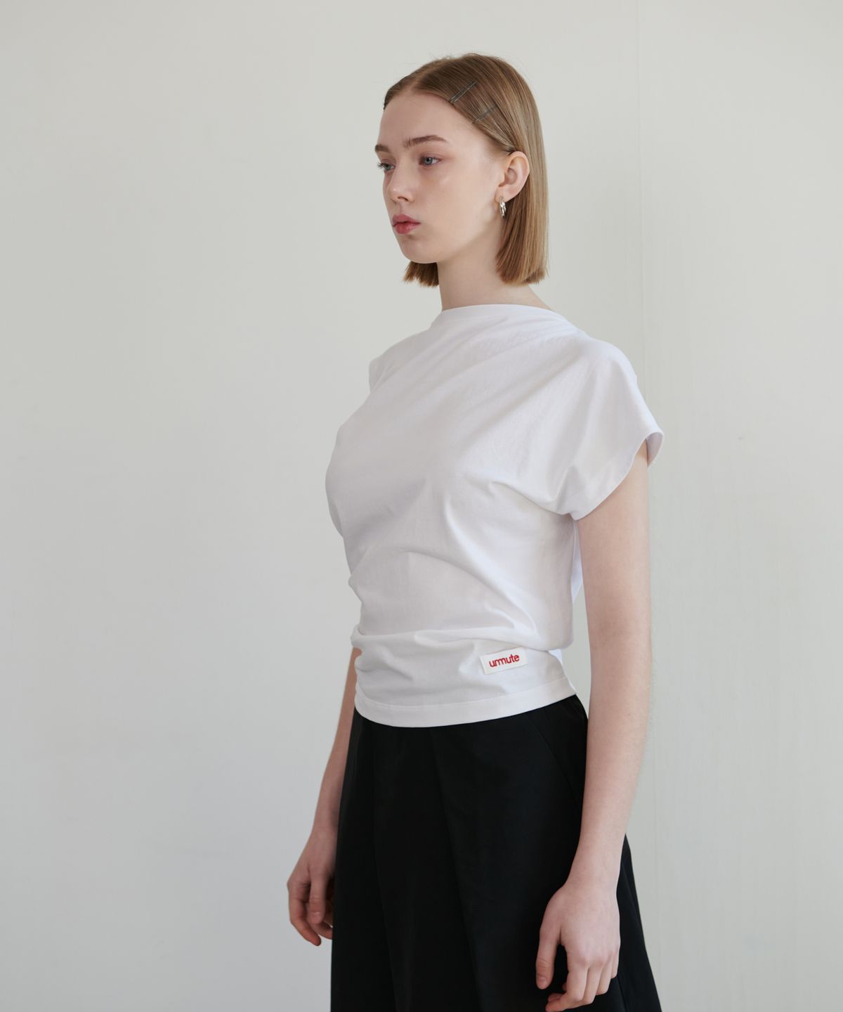언뮤트(UNMUTE) ASYMMETRIC CROPPED T-SHIRTS_WHITE