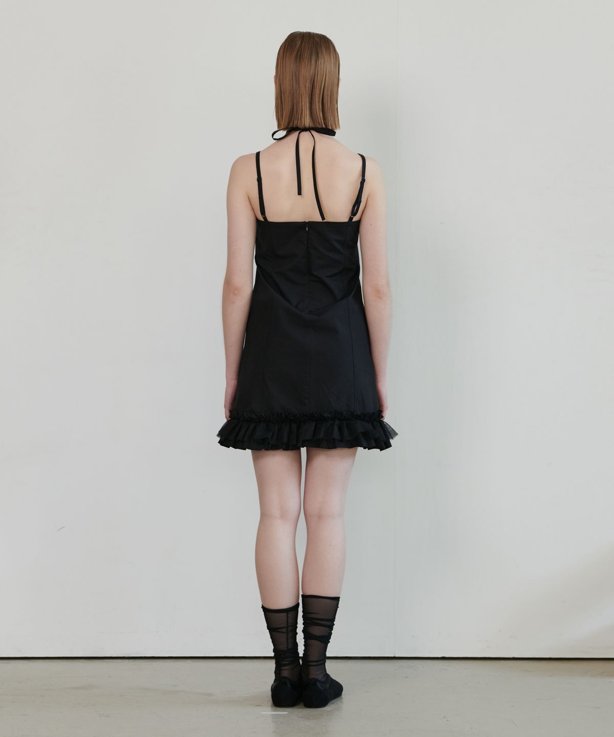 언뮤트(UNMUTE) RUFFLE HEM MINI DRESS_BLACK