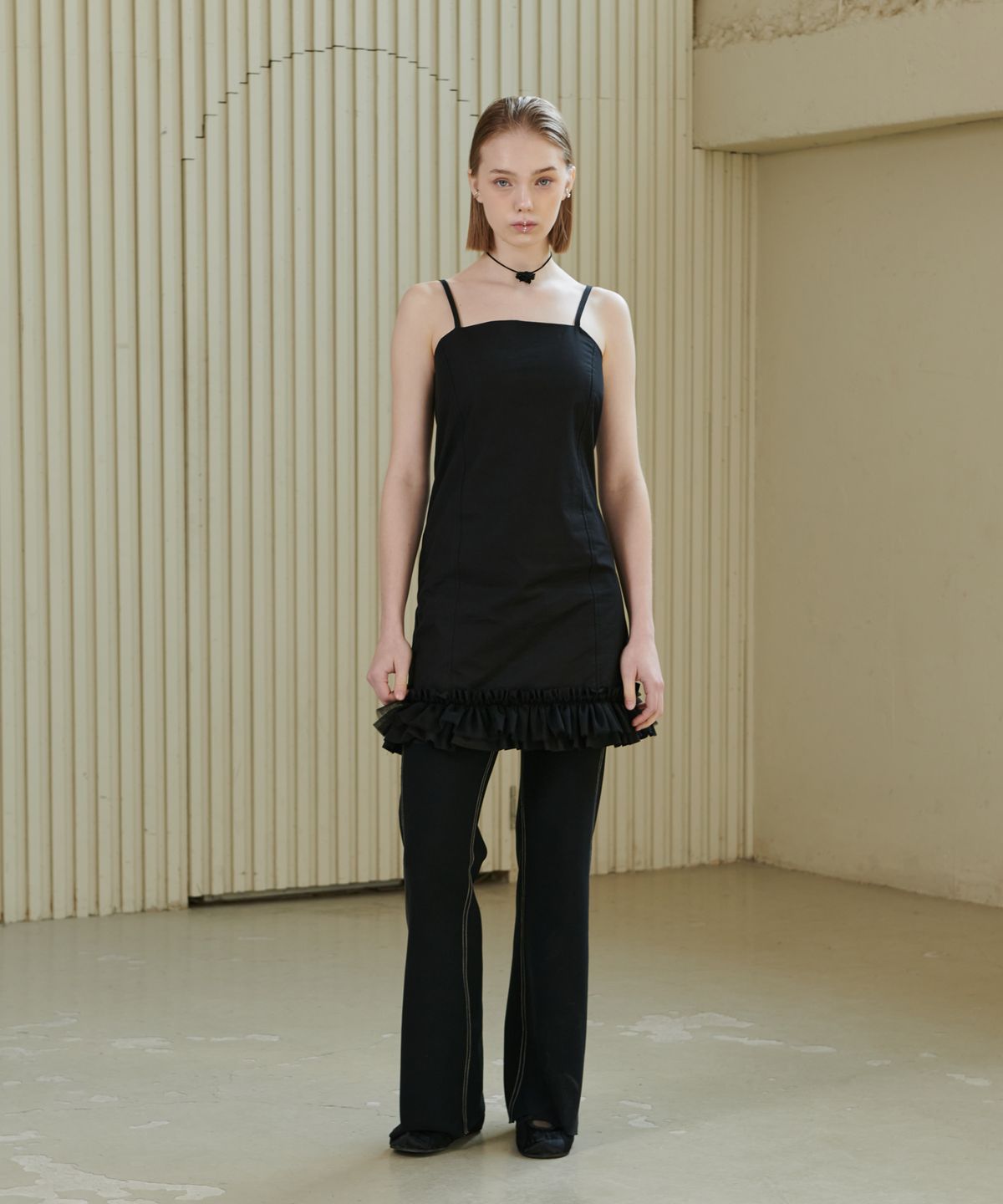 언뮤트(UNMUTE) RUFFLE HEM MINI DRESS_BLACK