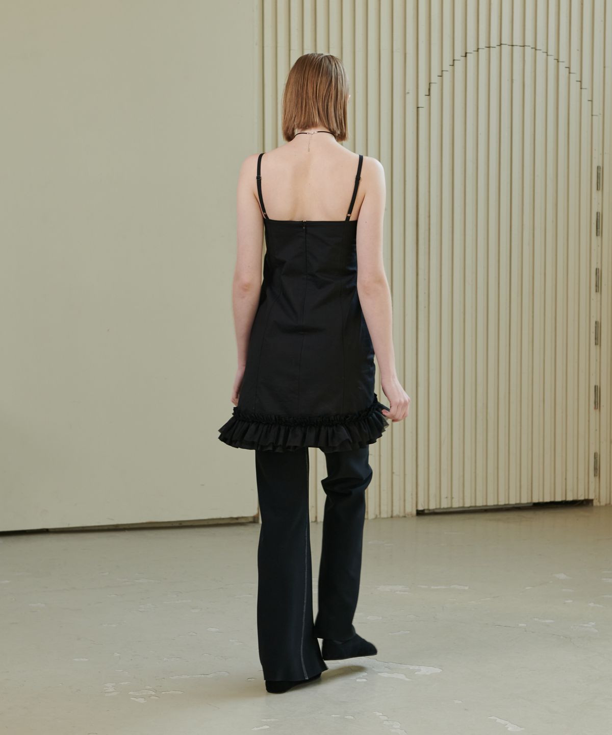 언뮤트(UNMUTE) RUFFLE HEM MINI DRESS_BLACK