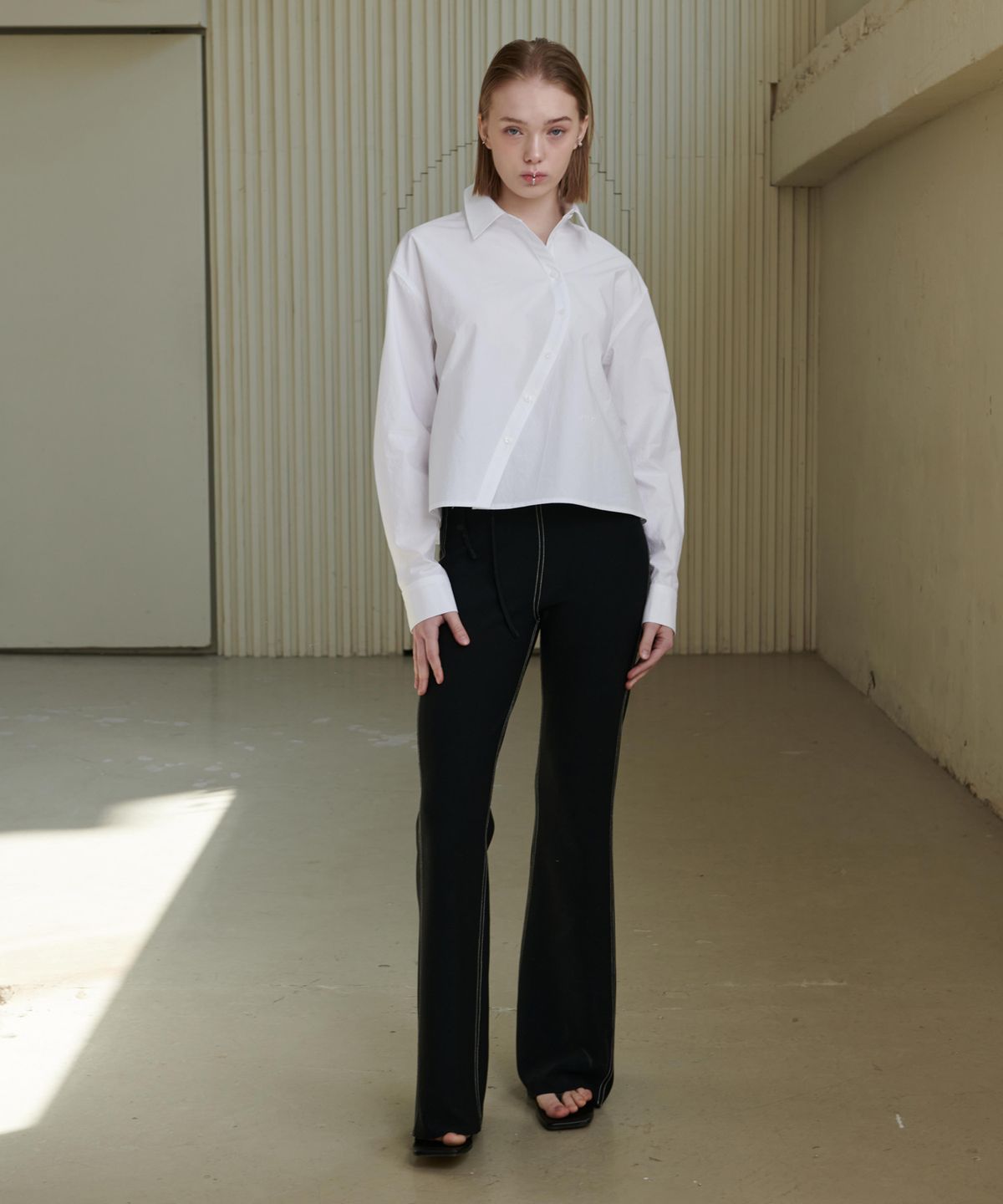 언뮤트(UNMUTE) STITCH DETAIL FLARED PANTS_BLACK