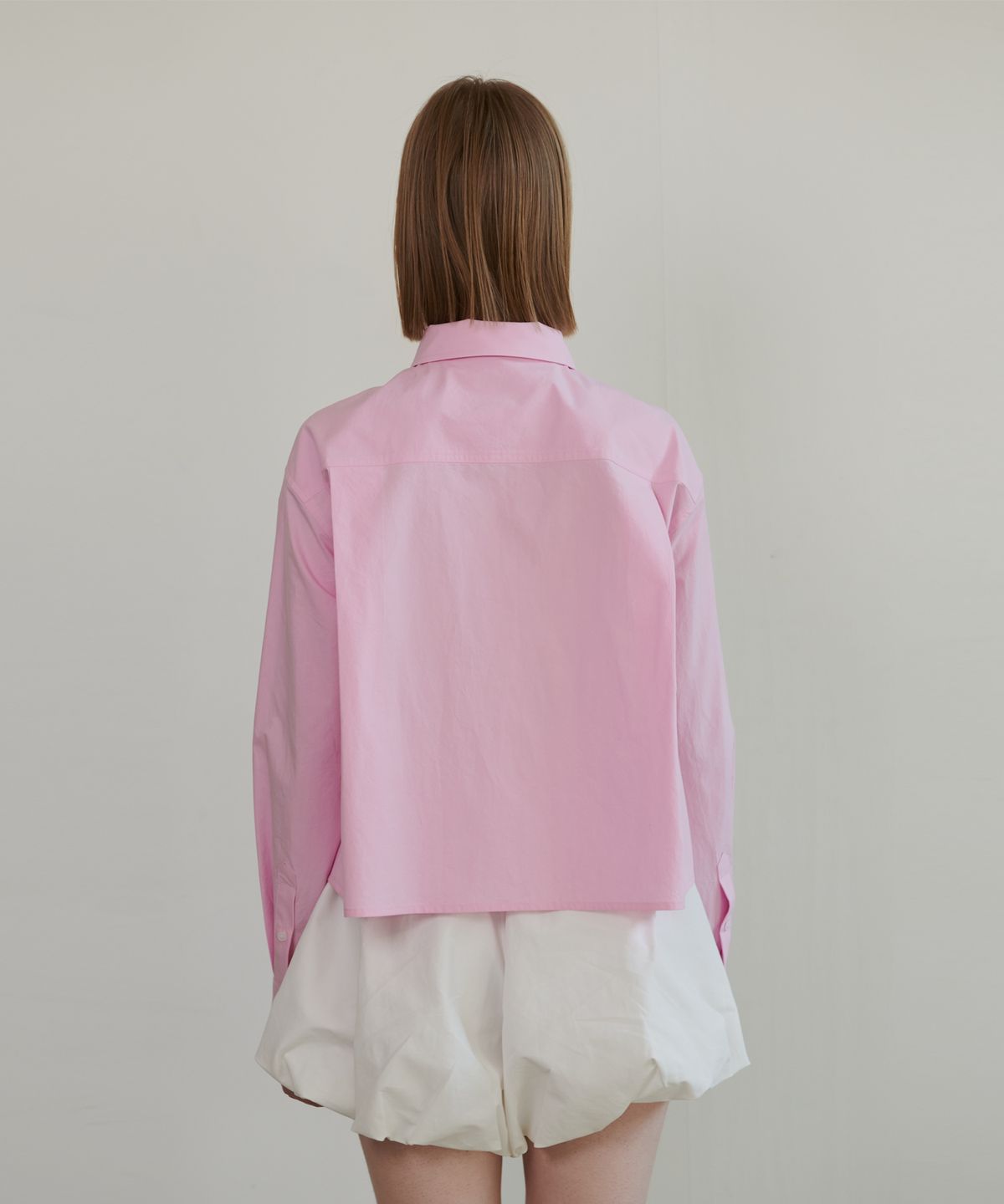 언뮤트(UNMUTE) CURVED PLACKET CROPPED SHIRT_PINK