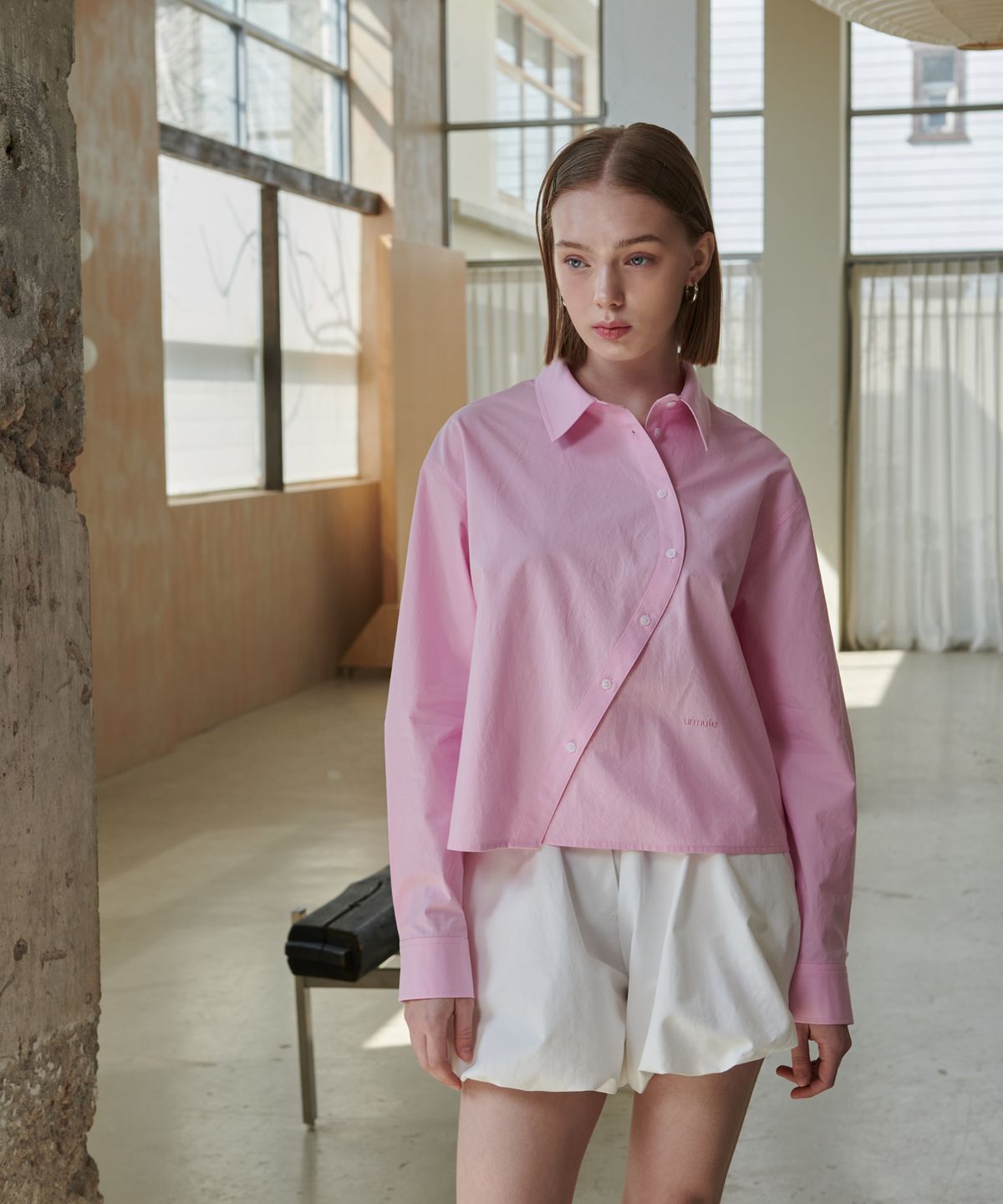 언뮤트(UNMUTE) CURVED PLACKET CROPPED SHIRT_PINK