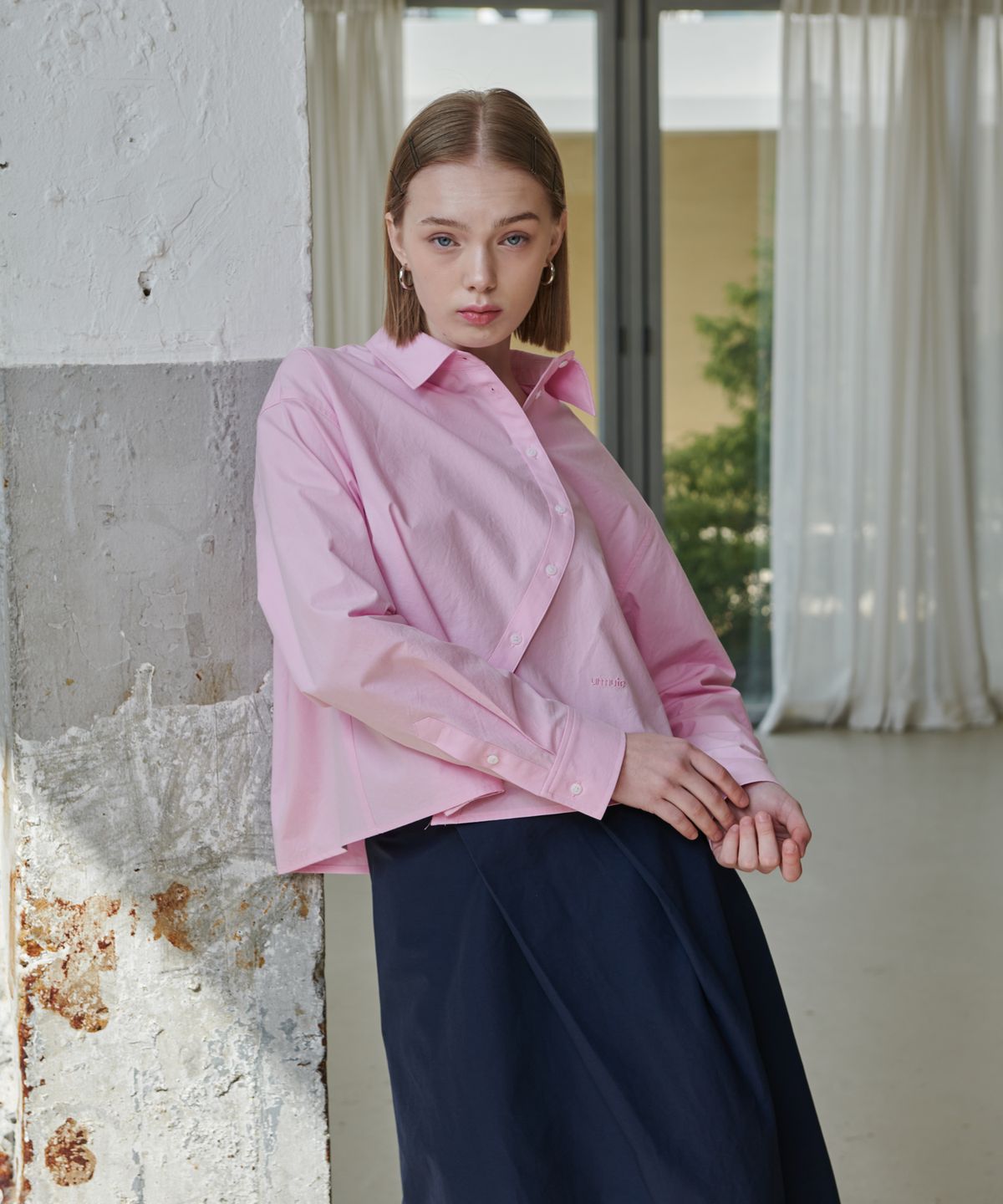 언뮤트(UNMUTE) CURVED PLACKET CROPPED SHIRT_PINK