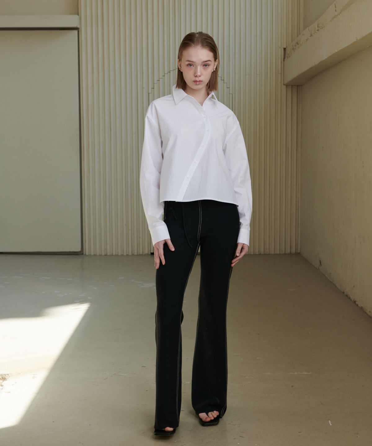 언뮤트(UNMUTE) CURVED PLACKET CROPPED SHIRT_WHITE