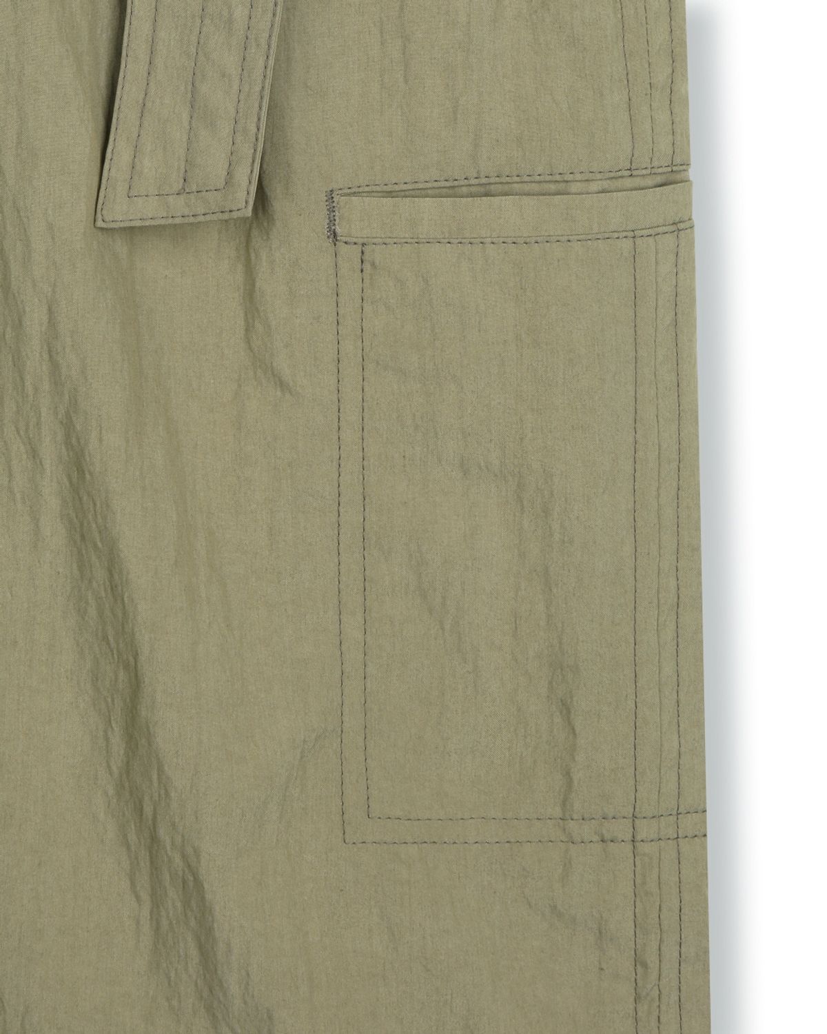 비슬로우(BESLOW) CRINKLE BELTED ONE TUCK SHORTS OLIVE