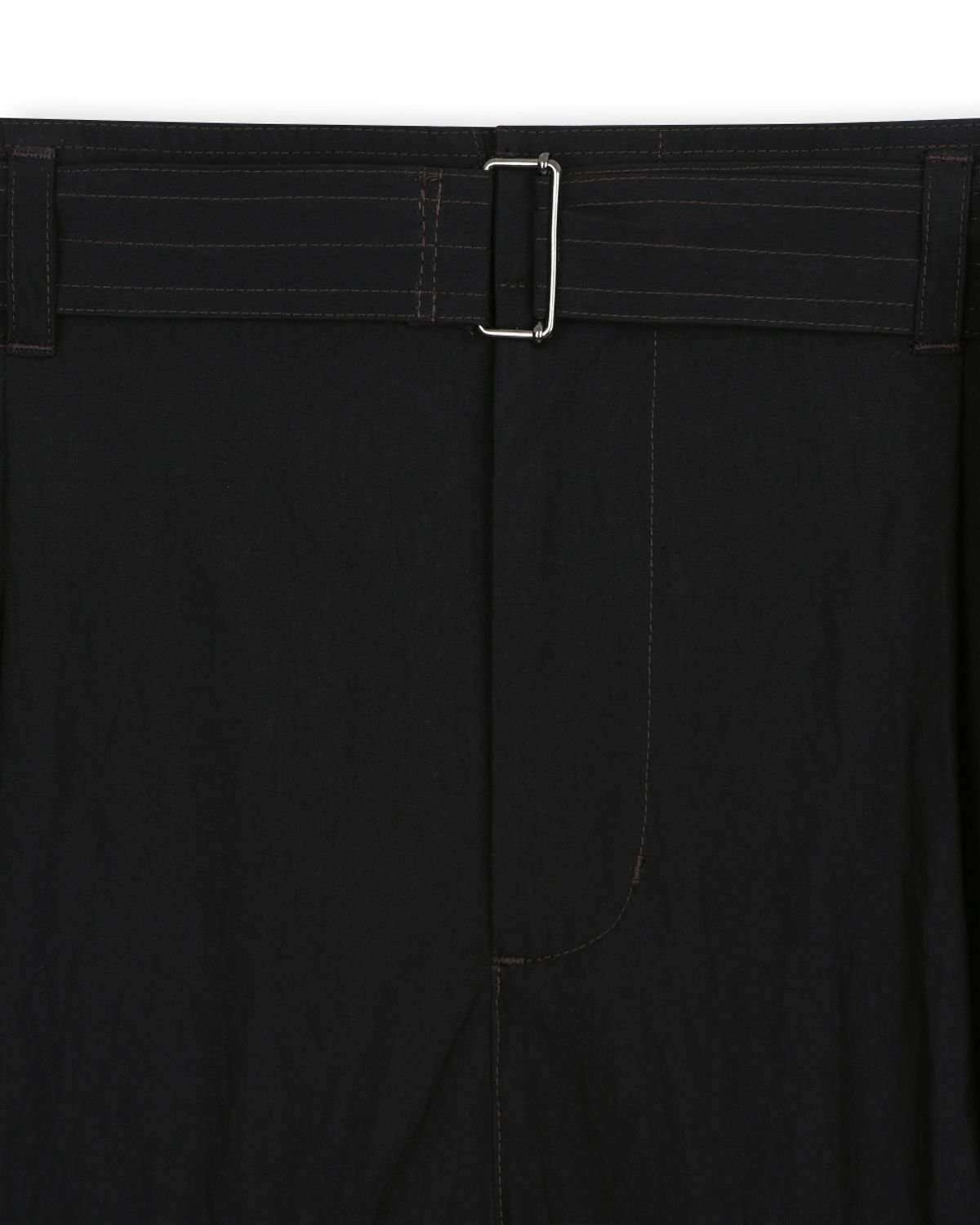 비슬로우(BESLOW) CRINKLE BELTED ONE TUCK SHORTS BLACK