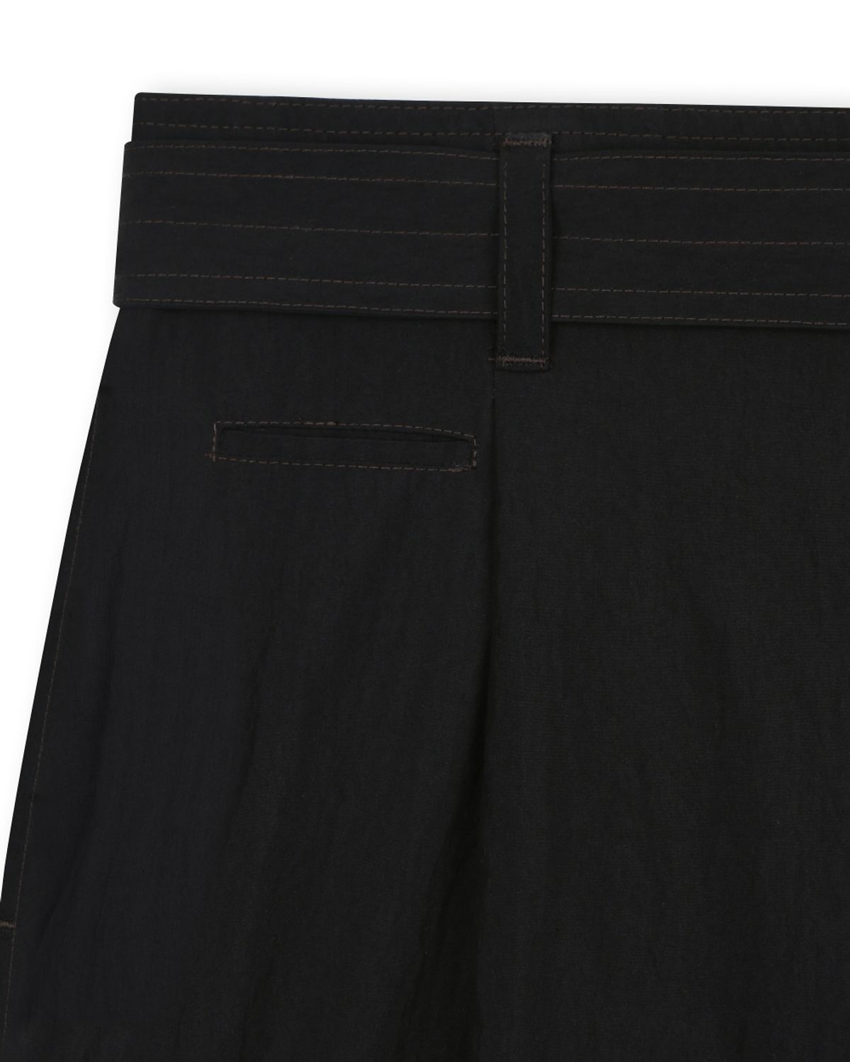 비슬로우(BESLOW) CRINKLE BELTED ONE TUCK SHORTS BLACK