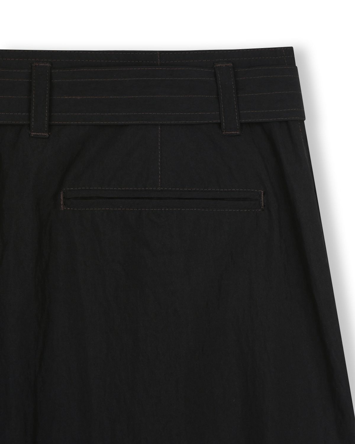 비슬로우(BESLOW) CRINKLE BELTED ONE TUCK SHORTS BLACK