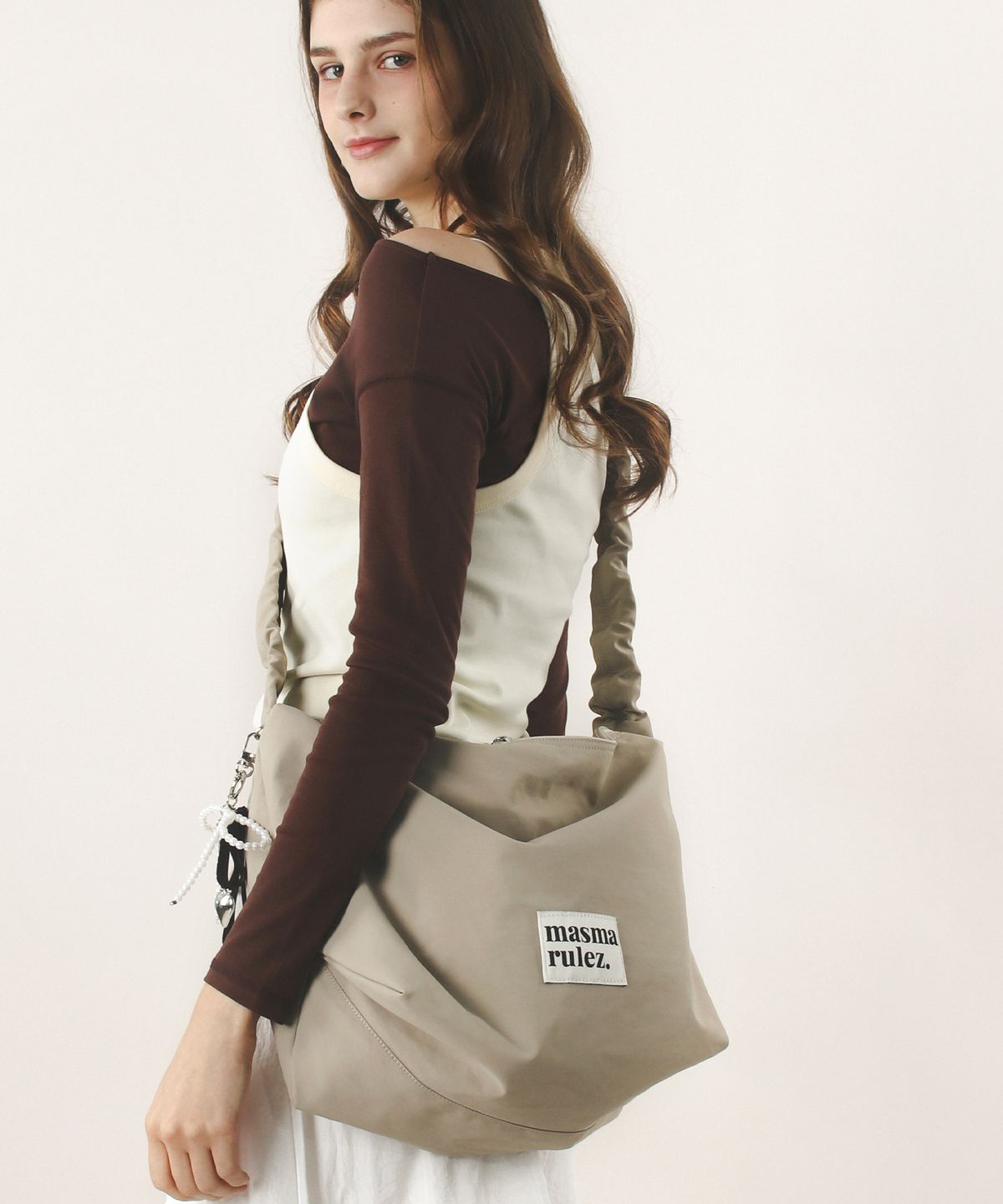 마스마룰즈(MASMARULEZ) Nylon 2way shirring hobo bag_Mocha beige