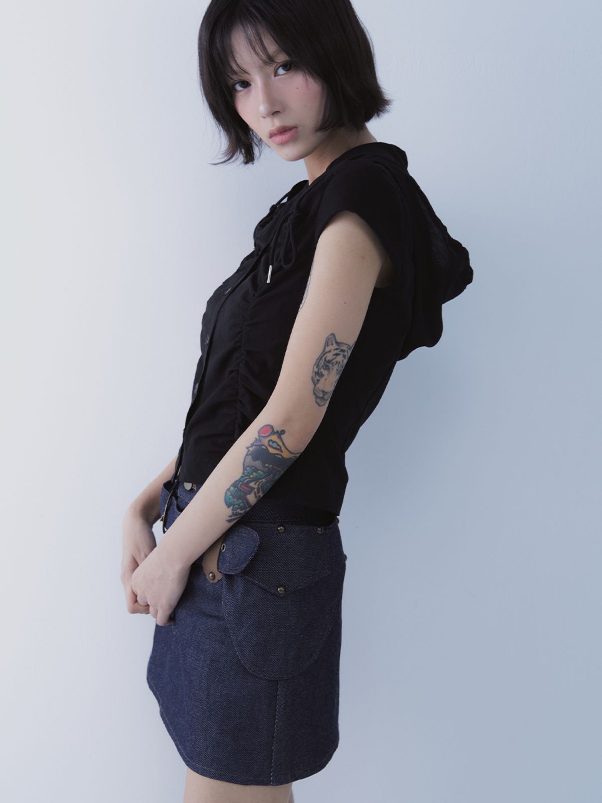 쎄쎄쎄(SETSETSET) BELTED INDIGO DENIM MINI SKIRT