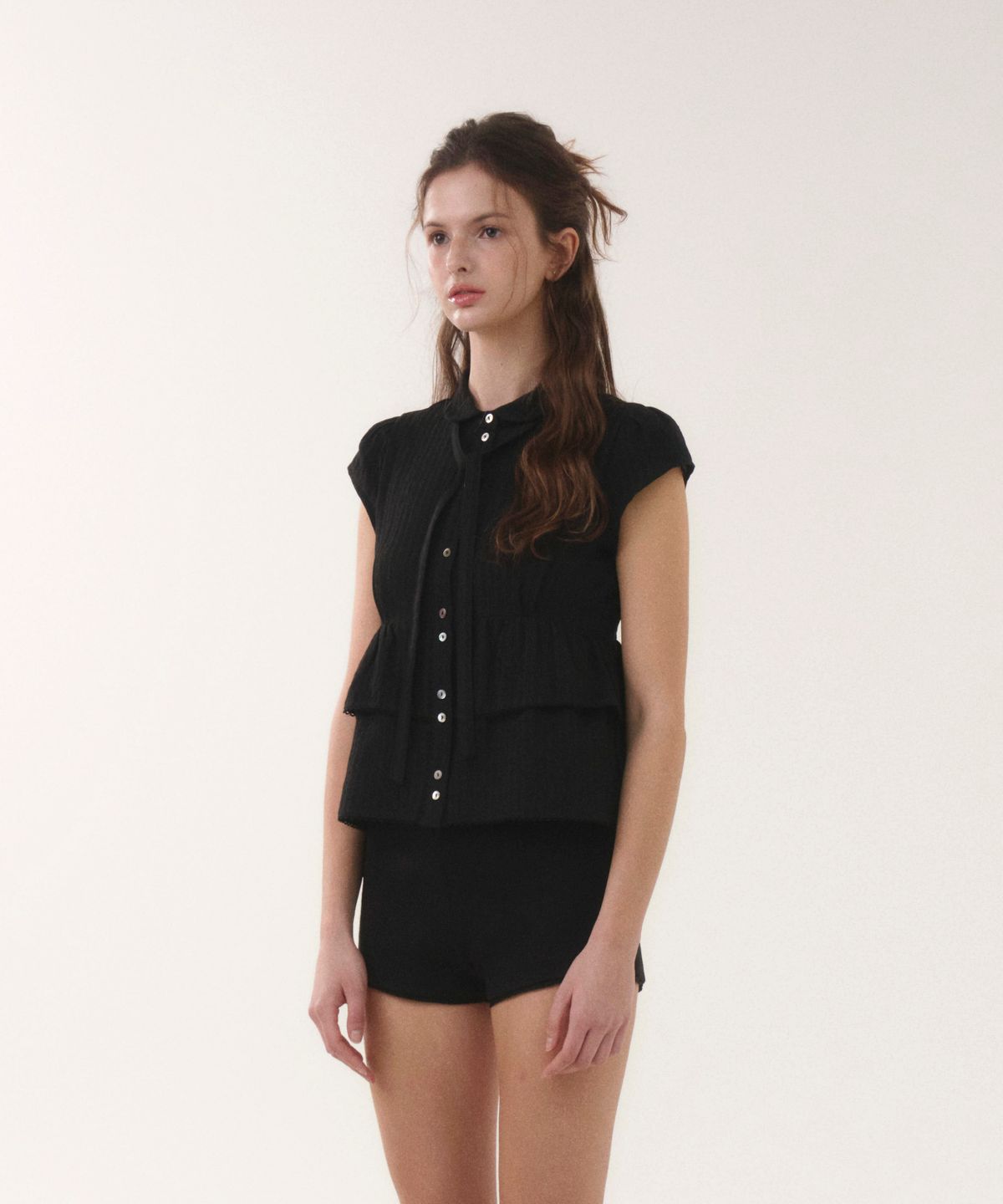 서울리(SEOULI) ESTELLE PUFF TIE SHIRT [BLACK]