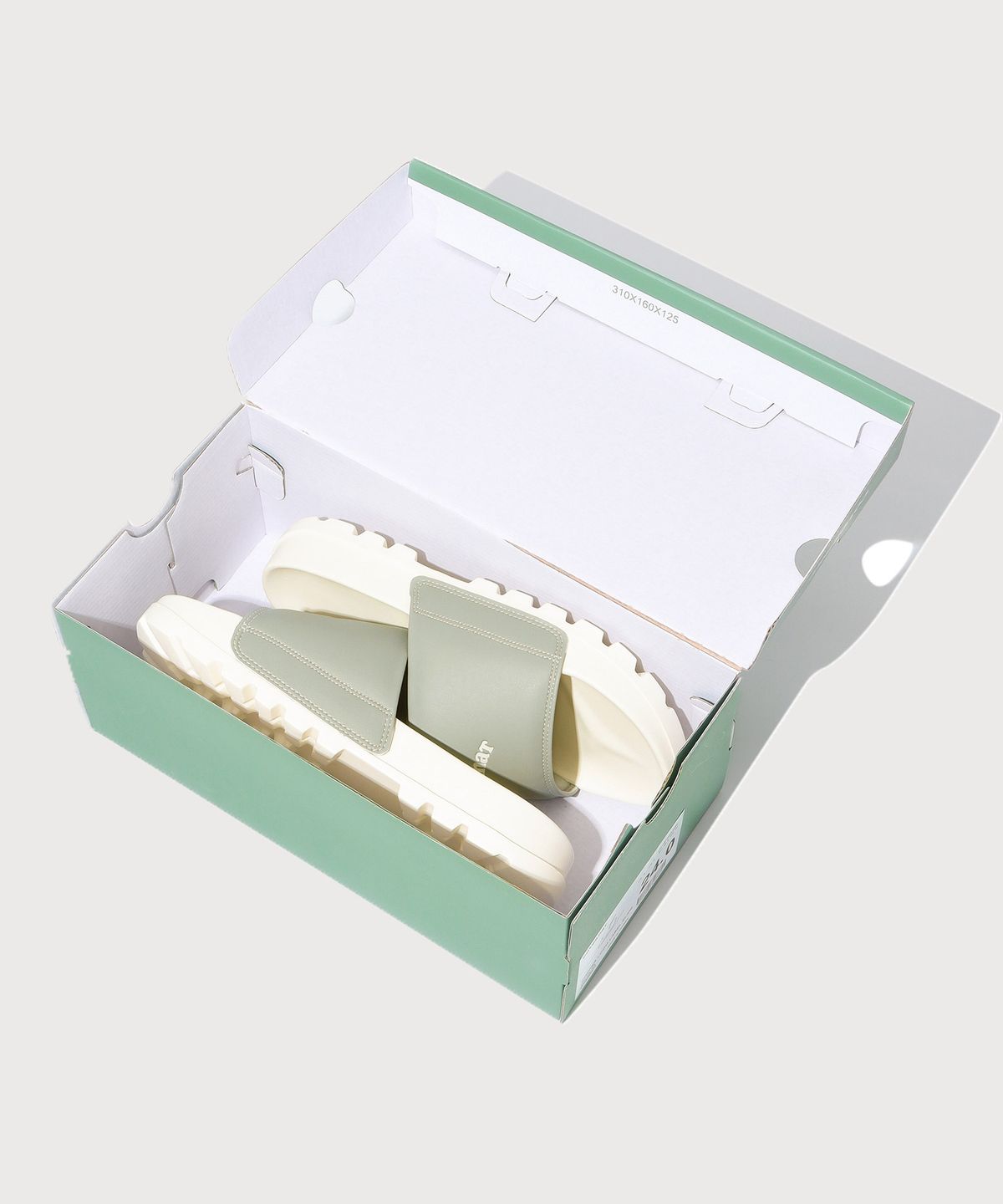 커버낫 우먼(COVERNAT WOMAN) 클로버하트 라벨 슬라이드 Sage Green