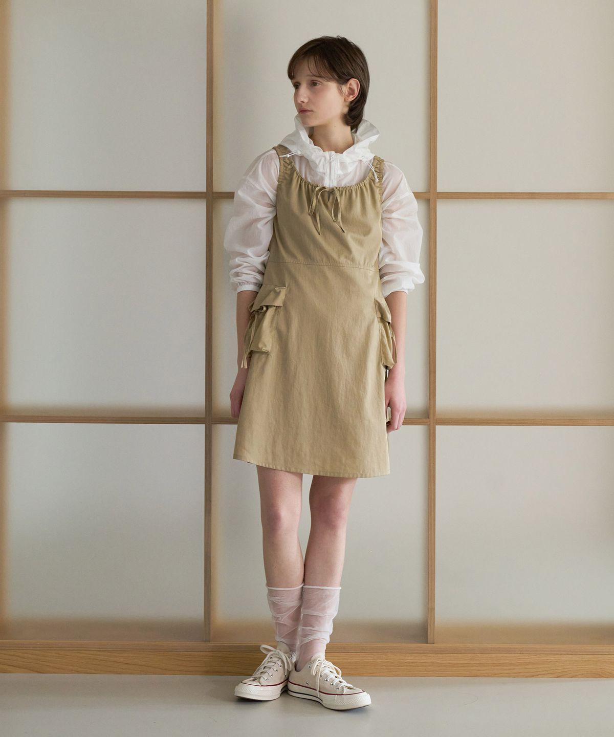 커버낫 우먼(COVERNAT WOMAN) 우먼 셔링 카고 슬리브리스 원피스 Beige