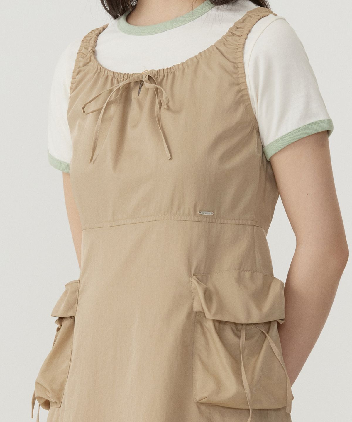 커버낫 우먼(COVERNAT WOMAN) 우먼 셔링 카고 슬리브리스 원피스 Beige