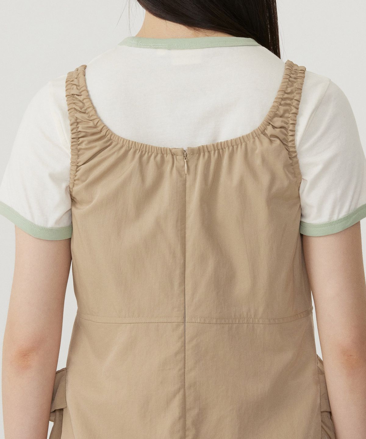 커버낫 우먼(COVERNAT WOMAN) 우먼 셔링 카고 슬리브리스 원피스 Beige
